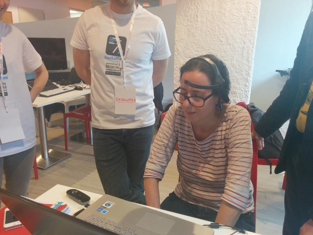 CodemotionIT's tweet image. La nostra @Maraexceptioon che gioca a Neuuroski durante #hackdisabilities @gjuljo @UDOO_Board @Neomobile_Group
