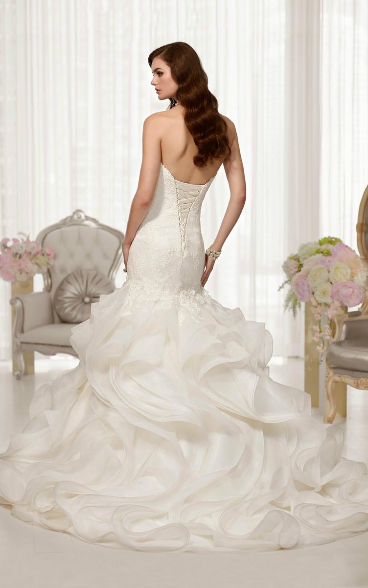 yooha111's tweet image. aliexpress.com/store/product/…
this trumpet wedding dress features a lace cut out neckline, corded lace bodice