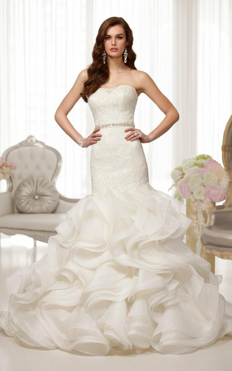 yooha111's tweet image. aliexpress.com/store/product/…
this trumpet wedding dress features a lace cut out neckline, corded lace bodice