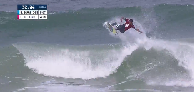 Surfer's tweet photo. Filipe (@toledo_filipe) nails a perfect 10 just a few minutes into the final. Bede needs a 16.18 combo. #OiRioPro http://t.co/kldynIh1oY