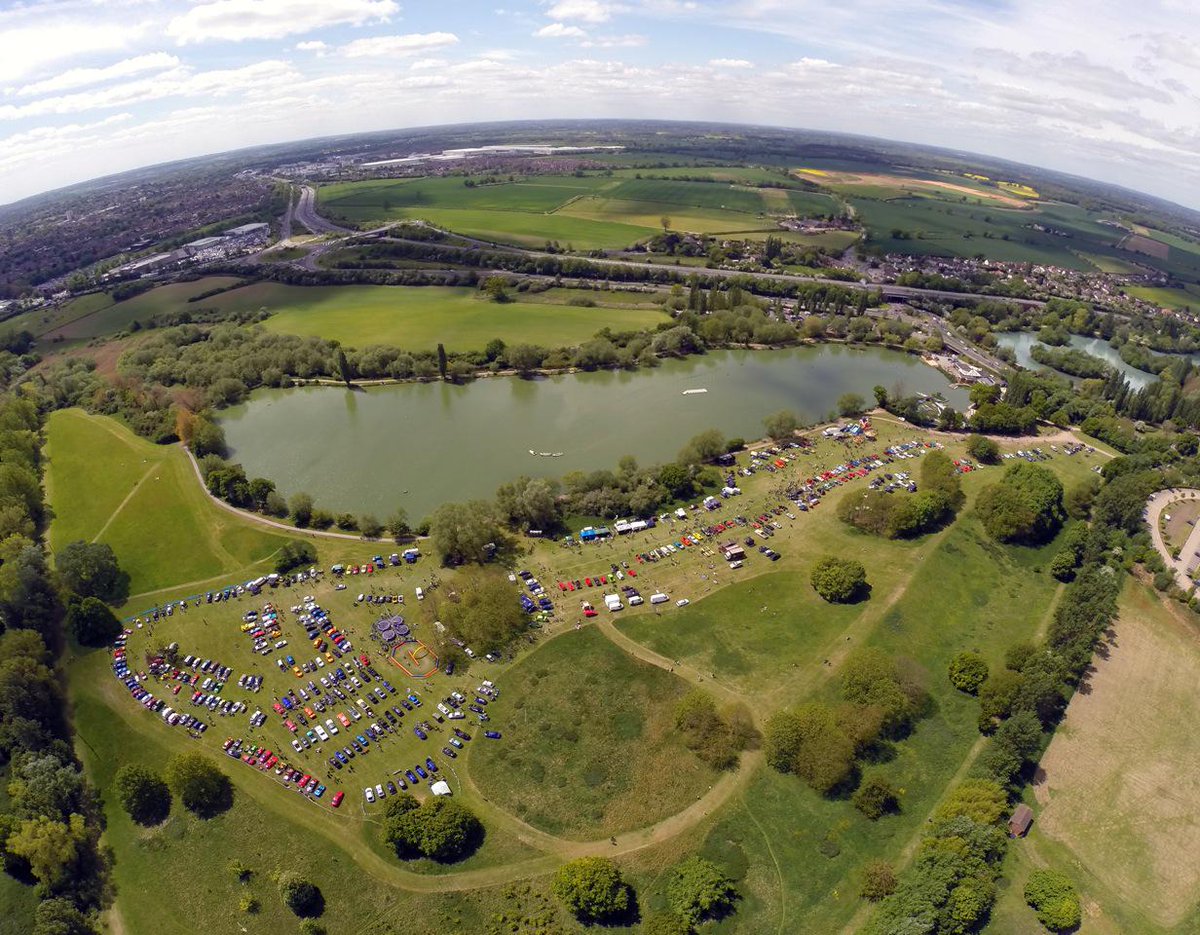 TimDavisA1's tweet image. Ellis Davis Ariel Photo of Herts Auto Show.
Ant Anstead &amp;amp; son arriving in a beautiful Evanta Barchetta.