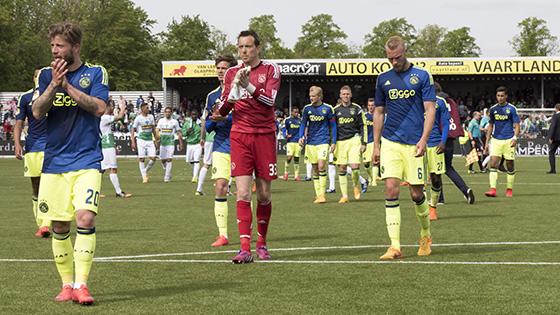 AFCAjax's tweet photo. Applaus is voor jullie. Bedankt voor het volgen, en op naar een mooi seizoen 2015-2016. #doraja #wijzijnajax http://t.co/J8soDhFuGi