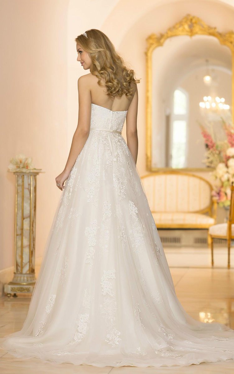 yooha111's tweet image. aliexpress.com/store/product/…
This beaded lace and tulle wedding dress features a fashion-forward trumpet silhouette