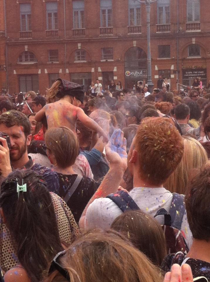 PinkySidhu's tweet photo. Ambiance hyper bien pour festival de Holi #placecapitole #loveToulouse http://t.co/6m7NF2va26