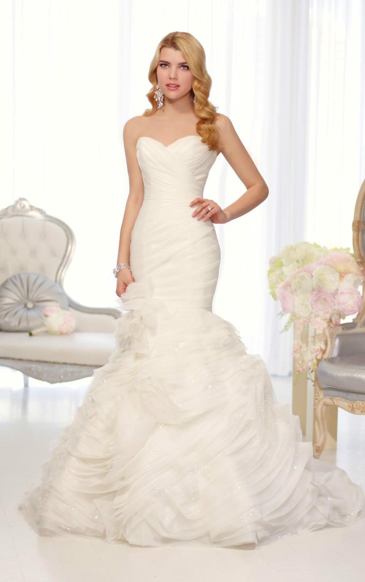 yooha111's tweet image. aliexpress.com/store/product/…
luxurious ball gown wedding dress in corded lace over tulle features scalloped lace