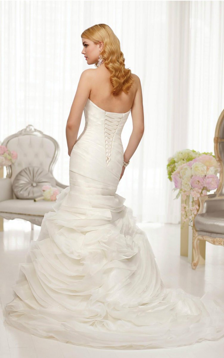 yooha111's tweet image. aliexpress.com/store/product/…
luxurious ball gown wedding dress in corded lace over tulle features scalloped lace