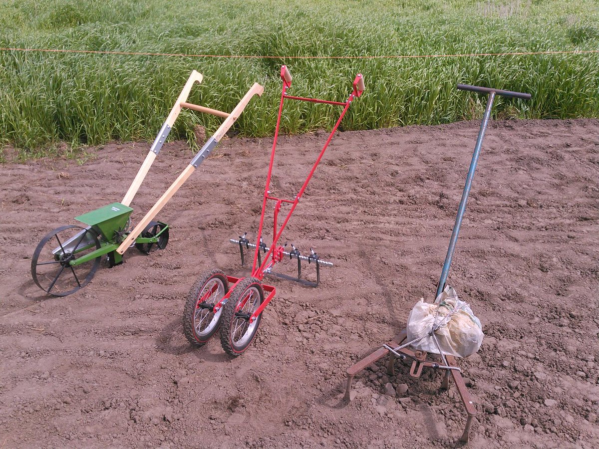 dHeerlijkheid's tweet photo. Werktuigen: zaaimachine, wielschoffel en eg http://t.co/CmeetOzzlR