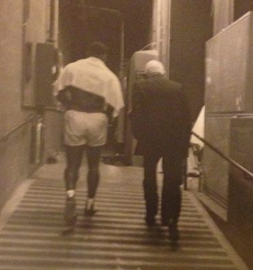 SocietyBoxing's tweet photo. Mike Tyson walking to the dressing room with Cus D Amato after his pro debut, 1985 

(via john scully)

#tyson http://t.co/hQJgpH7Egj