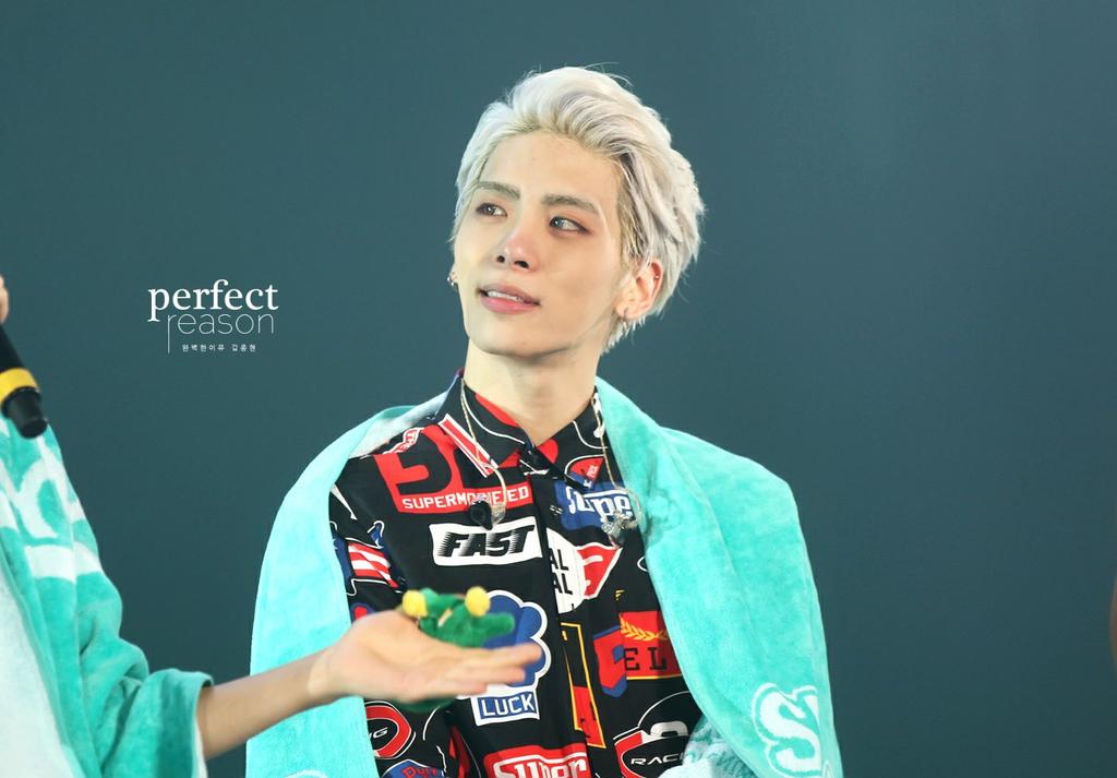 150515/16/17 Jonghyun @ 'SHINee World IV in Seoul' CFNBB6BUIAAoKuU