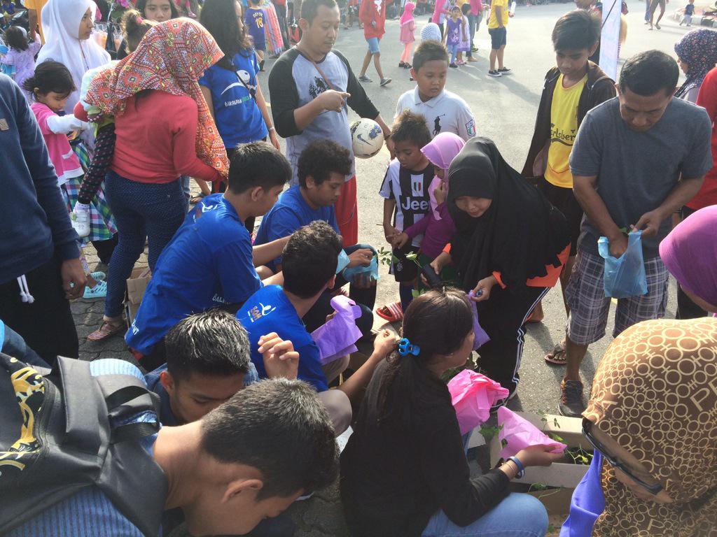 IDGreenMovement's tweet photo. Selamat malam. Tadi pagi kami habis bagi" bibit gratis di lapmer :), alhamdulillah thn ini sudah 3000 bibit terbagi http://t.co/ux63drsklB
