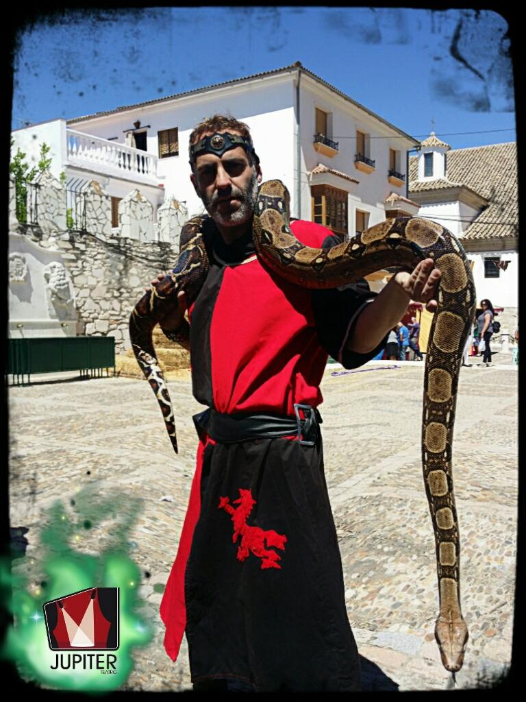 TeatroJupiter's tweet photo. Último día de Mercado Medieval en Cabra (Córdoba ) con Serpientes. http://t.co/1nfXQreZ7d