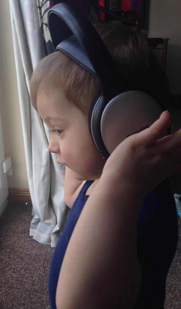 Rhinestone_Eyes's tweet photo. My little brother is about to drop his mixtape 😂😂 http://t.co/XmLIs1NruS