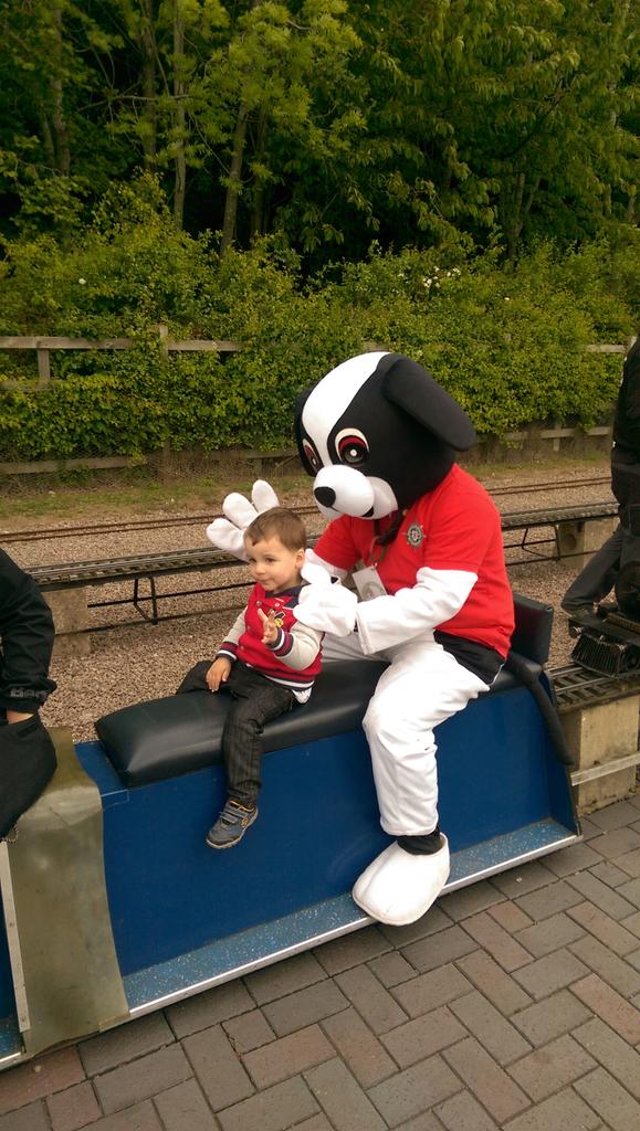 NottsSART's tweet photo. @NottsSART Spot the Dog and Finlay #nottssart #NSART #lowlandrescue #fundraising http://t.co/s0VZnh24mV