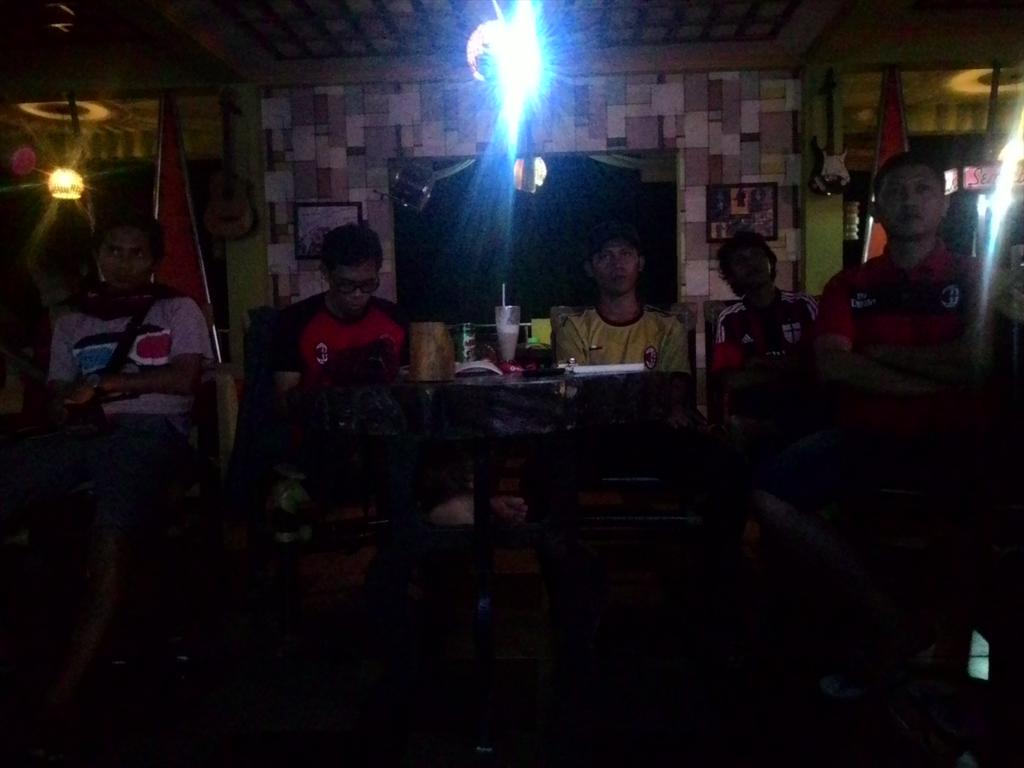 MIsezBima's tweet photo. Nobar Sassuolo vs Ac Milan #falcaocafe #MilanistiBima http://t.co/ryR6iweHDe