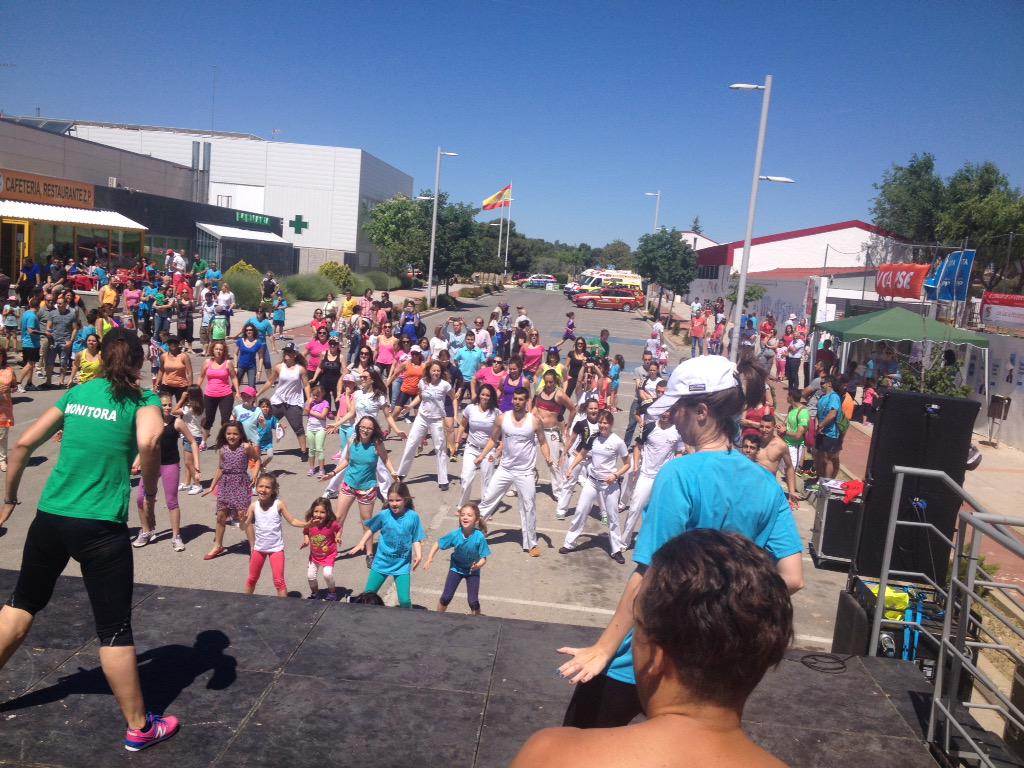 7Leguacubas's tweet photo. Todo un espectáculo ver la exhibición de capoirea y las chicas de la zumba, gracias a todos por participar http://t.co/FDLPB0EzZw