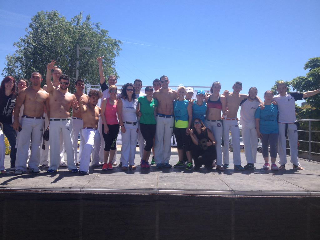 7Leguacubas's tweet photo. Todo un espectáculo ver la exhibición de capoirea y las chicas de la zumba, gracias a todos por participar http://t.co/FDLPB0EzZw