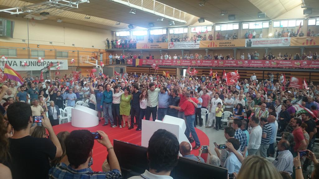 mgonzalezm91's tweet photo. Si jo l'estiro fort per aquí i tu l'estires fort per allà, segur que tomba, tomba, tomba, i ens podrem alliberar http://t.co/U7UCt3fK6E