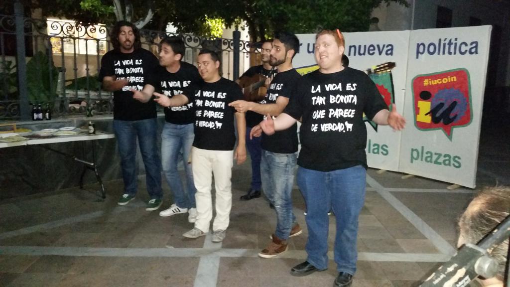 lupiga2264's tweet photo. Con nuestra juventud, noche de carnavales, puertas abiertas a sus reivindicaciones #PorUnaNuevaPolitica vota @iucoin http://t.co/D0pSJD7ULw