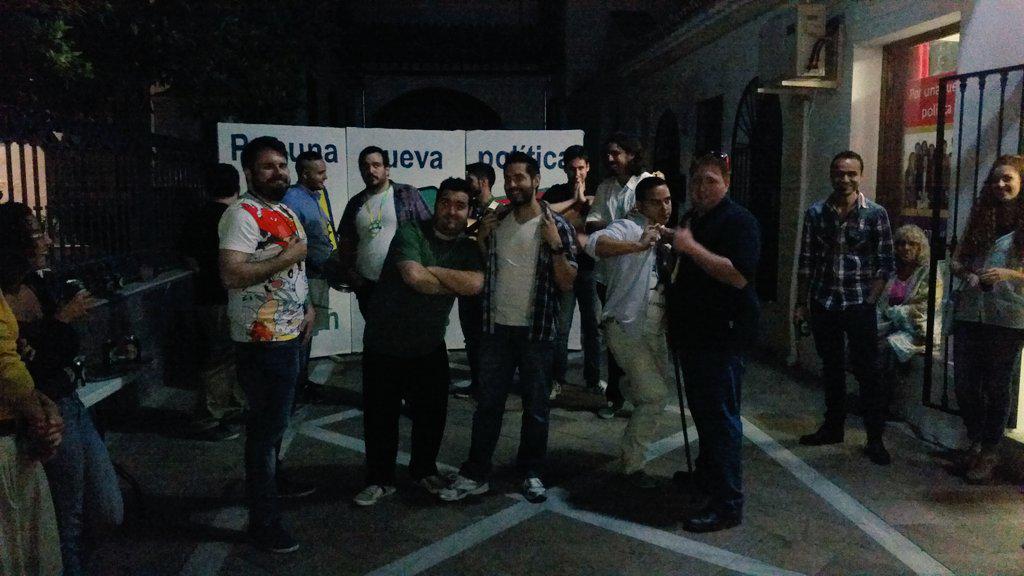 lupiga2264's tweet photo. Con nuestra juventud, noche de carnavales, puertas abiertas a sus reivindicaciones #PorUnaNuevaPolitica vota @iucoin http://t.co/D0pSJD7ULw
