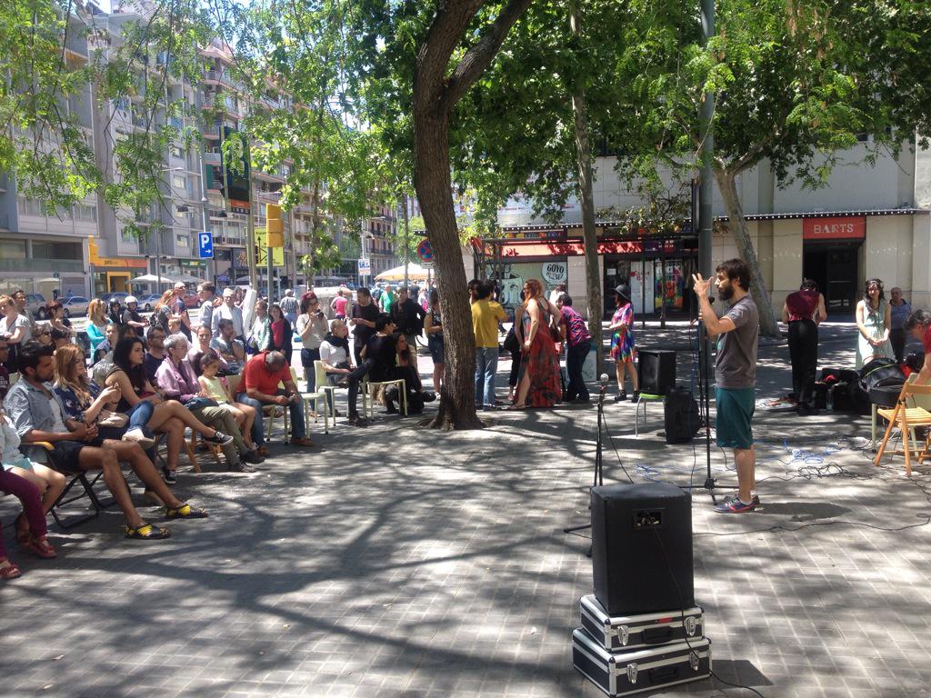 SomParalel's tweet photo. "La recuperació veïnal Teatre Arnau és clau si volem un Paral•lel i uns barris on viure-hi" #SalvemLArnau #SomParalel http://t.co/Y0NJGOTm2w
