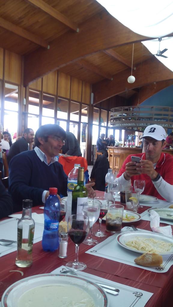 Blanca_Murga's tweet image. Reponiendo fuerzas para la final del #LongDriver en @Izkigolf con @TiendaBuengolpe y @GerardPera