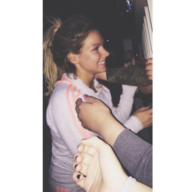 Bleonnna's tweet photo. Danke an die Person, die das Bild geschossen hat. Ich liebe dieses Bild so unnormal, boah! 🙏🏼💓 @ShirinDavid http://t.co/IVp3XQEroC