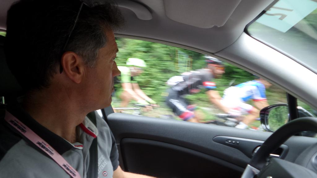 #Giro2015 lead bunch no challenge to the main group at halfway the gap is 5::15