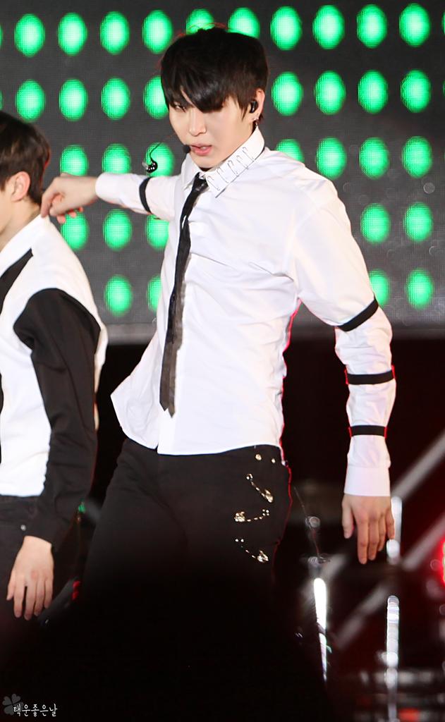 ThickTaekThighs's tweet photo. my poor self screams
#TABANGI http://t.co/KutfCiiuRR