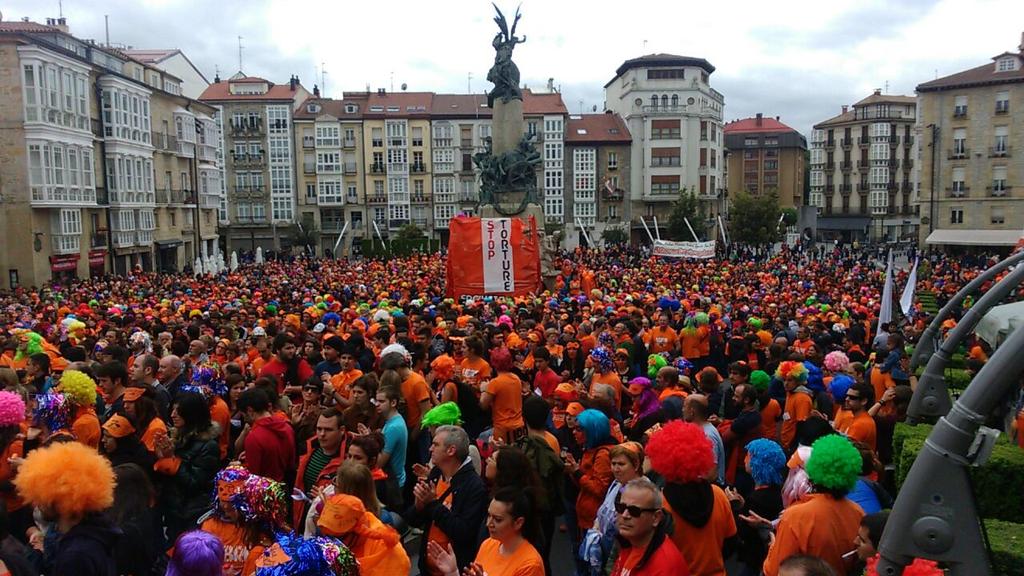 Everybody in disguise, civil disobedience to protect three youths from arrest in the following hours #ResistGasteiz