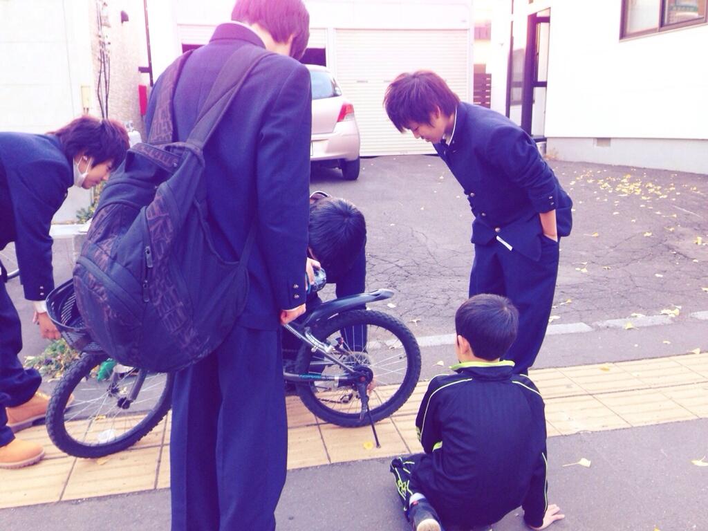 uuuuu001's tweet photo. 小学生囲んで何しとるんかなと思ったらみんなで自転車直してあげてた

やっぱ人って外見じゃないよ

こうやって優しいとこ見ると改めて惚れなおすよね http://t.co/3Tao1395uA
