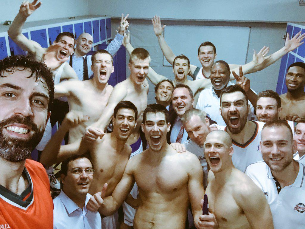 BaloncestoSev's tweet photo. Esto es un equipo de @LigaEndesa Serán 27 temporadas ACB. Gracias Sevilla #SevillaNoSeRinde #cbsevilla http://t.co/A6oNJael8H