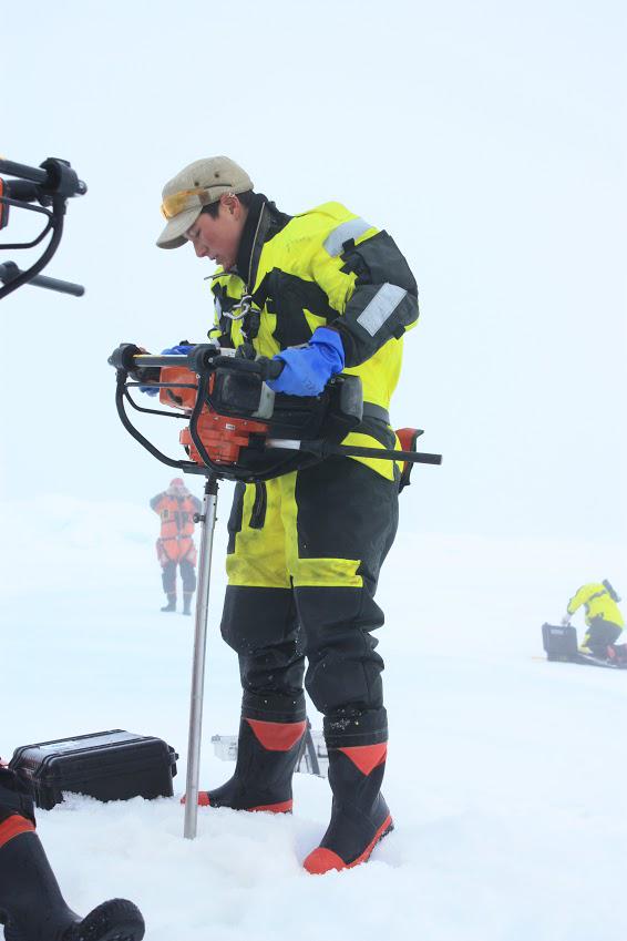 efdarlington's tweet image. @ahhrenner showing us how it's done! #SeaIce thickness drilling in #FramStrait with @OceanSeaIceNPI #GirlsWithToys