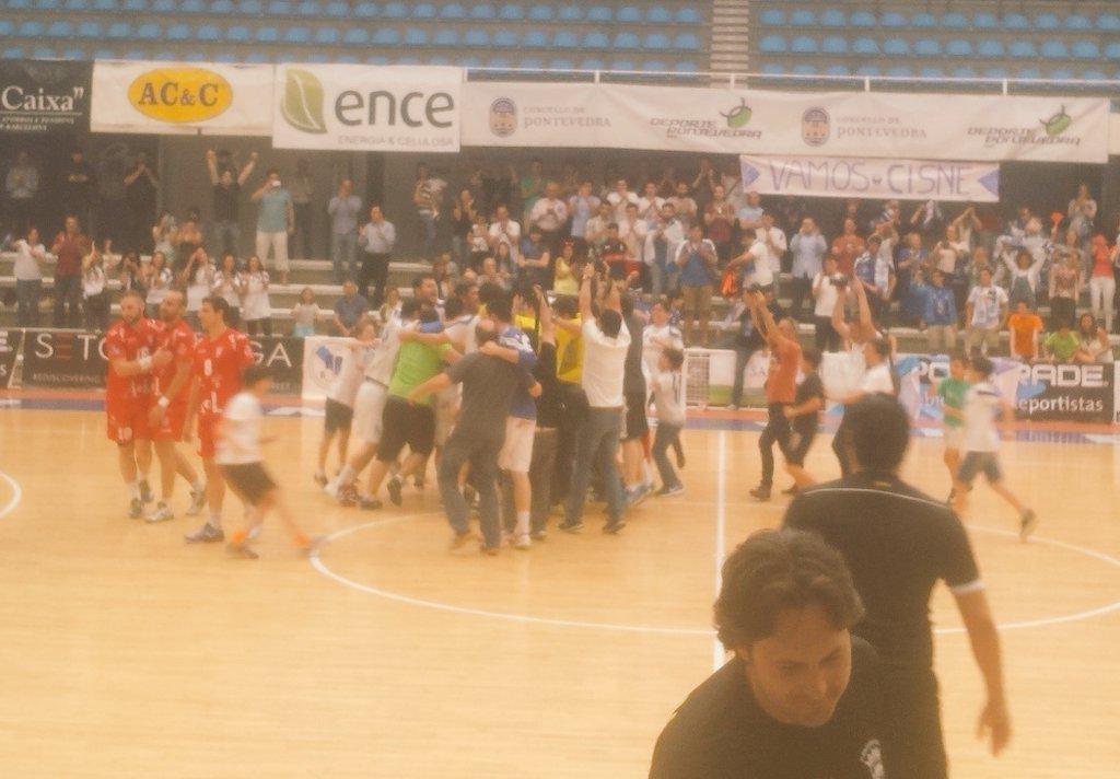 Eduagullo's tweet photo. Enhorabuena a la familia del @ClubCisneBalonm por este merecido ascenso a la División de Honor Plata. ¡Temporadón! http://t.co/USYzoLMH6m
