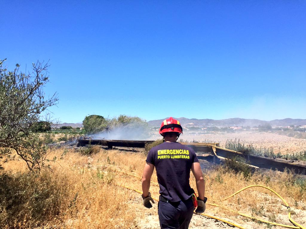 112PtoLumbreras's tweet photo. 13:21 Salida por Incendio Cañas/Matorral, zona Canela Fina 33V.I.R.02 y 33V.I.R.03 con personal de guardia. http://t.co/c3NIHfHKnW