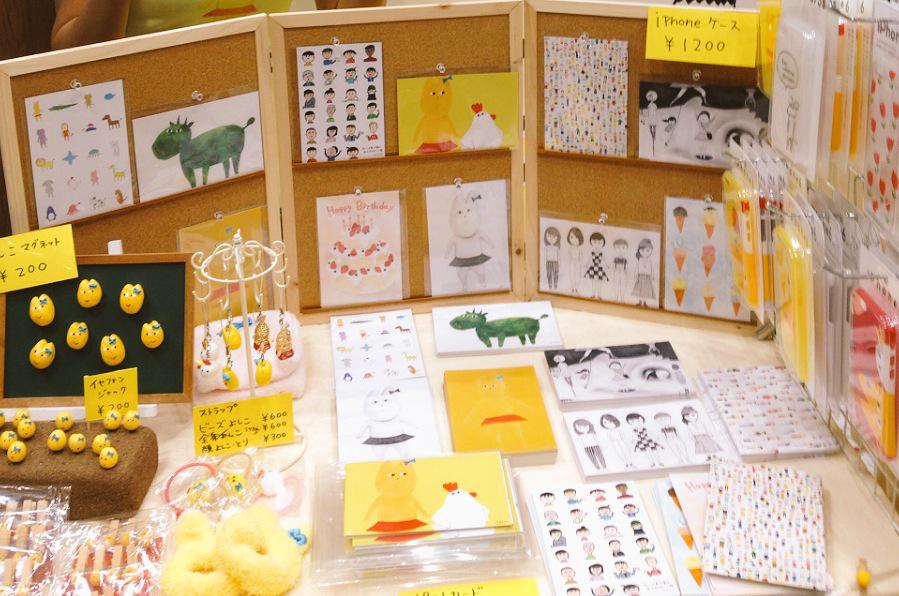 デザフェス、今日は壁にどうでもいい話を描きました。来て下さった方々ありがとうございました！
6月中にグッズのネット販売を開始する予定です！「イベント行けないよー」とか「デザフェス売切れだった〜」という方に使ってもらえればなと思います！ 
