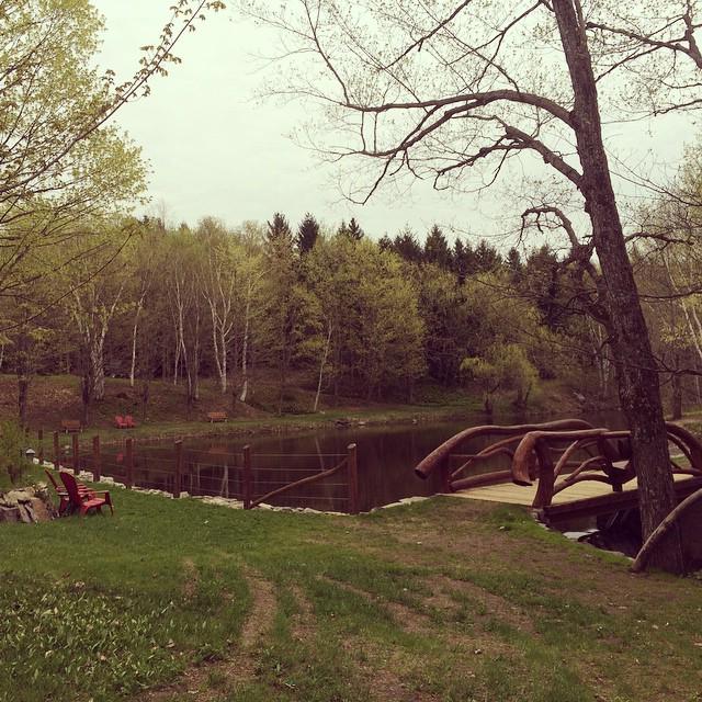 moimessouliers's tweet image. Envie de m'asseoir avec un livre dans la chaise rouge et de ne plus repartir @chaudapp #MarchantdeBonneHeure #quebe…