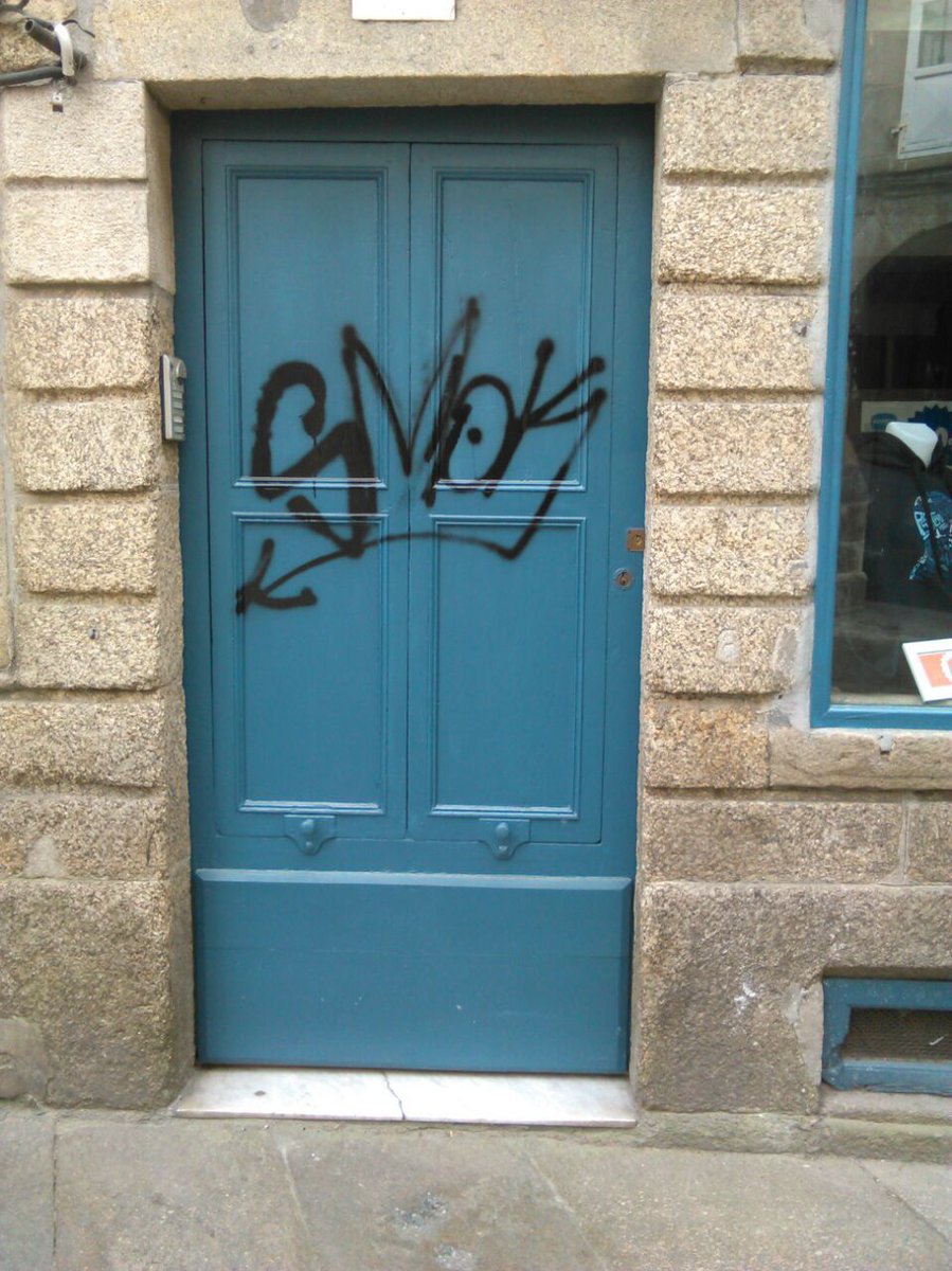 Pint_Gasamans's tweet photo. El antes y después.Saneado y repintado de puerta con graffiti en tienda de ropa en Rúa do Vilar. http://t.co/G2bvUhMAEv