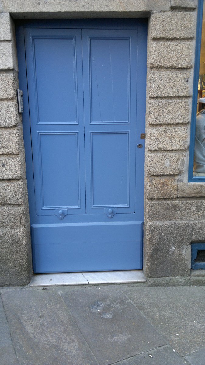 Pint_Gasamans's tweet photo. El antes y después.Saneado y repintado de puerta con graffiti en tienda de ropa en Rúa do Vilar. http://t.co/G2bvUhMAEv