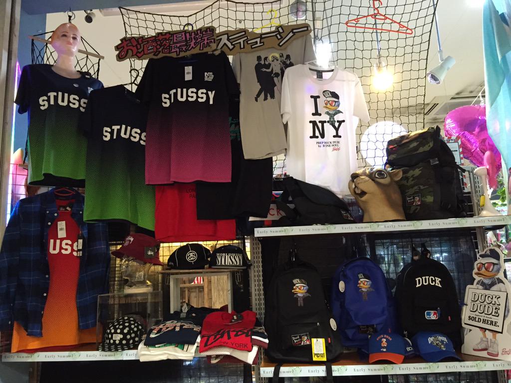 ヴィレッジヴァンガード イオンモール橿原 お洒落最前線 Stussy Duckdudeも入荷しております Stussy はｔシャツ キャップ Duckdudeはそれに加えバックパック トートなど選びたい放題です これを着て今よりももっとお洒落さんになりませんか