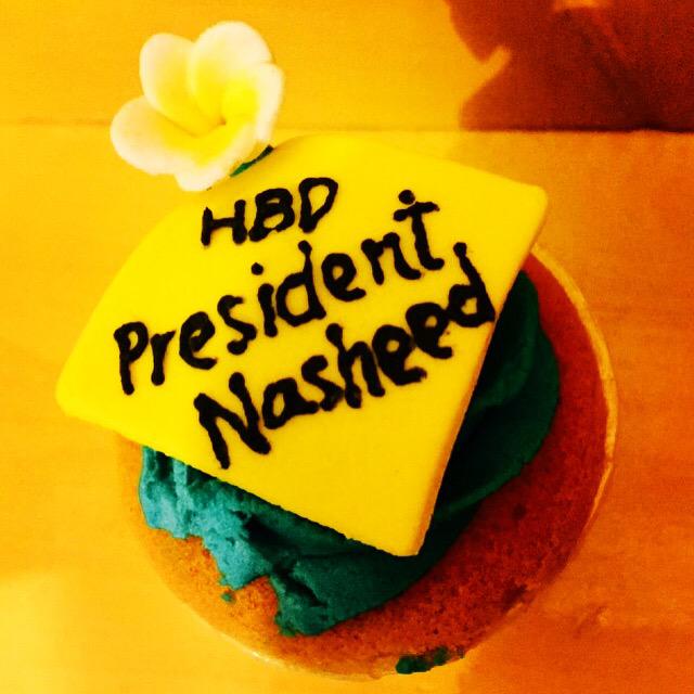 alluewe's tweet photo. Yay! I got the Anni cake 💛 http://t.co/9Gg81l9CtG