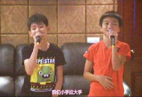 KarRoy0715's tweet photo. 同樣也是2012年的8月，#凱源 #凱源 合唱了梁靜茹的《小手拉大手》。那個時候真的還是小小的你們，開心的唱著你們喜歡的歌。#karroy #tfboys #tfboys王源 #tfboys王俊凯 #凱源 #凯源 #kaiyuan http://t.co/2BIUitSqDd