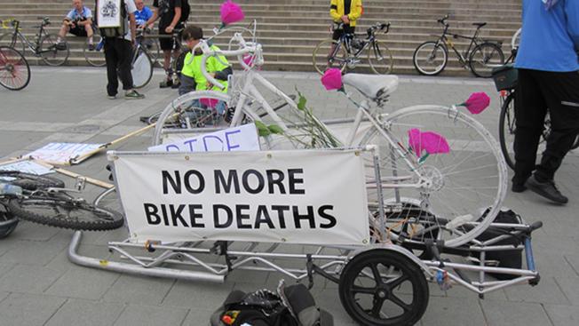 lebenswerteCity's tweet photo. Am Mittwoch fährt der Ride of Silence durch Hamburg. Tote im Verkehr nicht akzeptabel! #0Tote https://t.co/8daD76wQOX http://t.co/x5k9H9qpp3