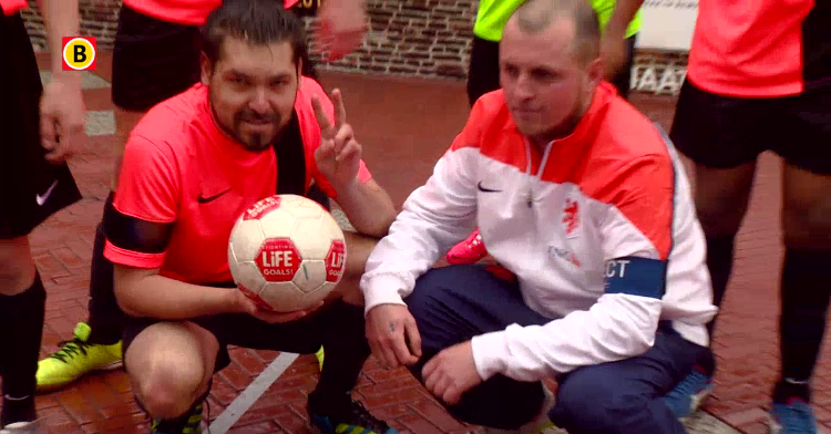 LifeGoalsNL's tweet photo. Verslaafd, mishandeld &amp; dakloos, maar voetballen tot ze erbij neervallen in Eindhoven http://t.co/ZynlQz2VQy #HWC2015 http://t.co/5tfiPcVplq