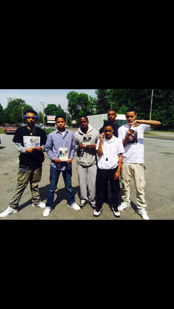 lil_brandon_9's tweet photo. 2 days ago 💔😔⛽️😰 with my brothers Just thinkin about Chief Chief Rip T 👼😡 #LongLiveChief 💯😩#Chiefside @nt_chief http://t.co/LuMuvtAM8a