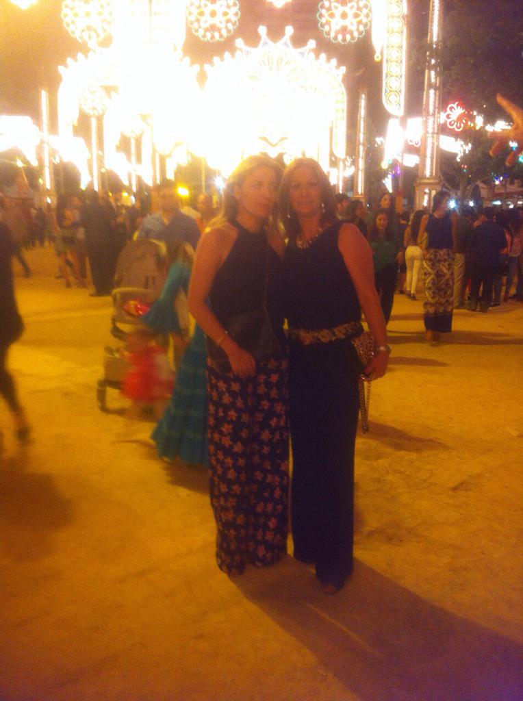 antocsapv1's tweet photo. 😜😜😜😜noche de feria 😄 http://t.co/gO5g7KMjAh