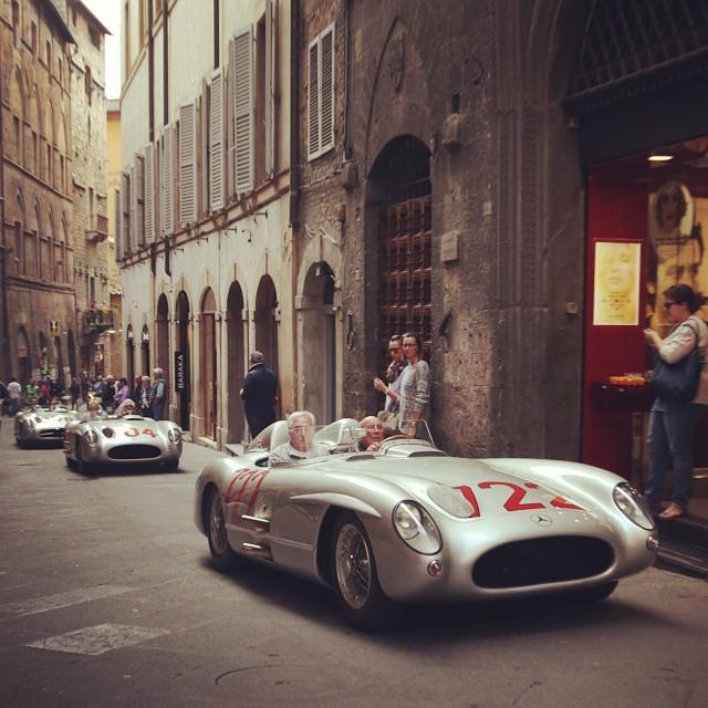 tonygt92's tweet photo. The 3 days of classic car madness is over, waiting for #millemiglia2016
#mercedesbenz #slr300
#millemiglia #1000mile http://t.co/NqsOMKyiDQ