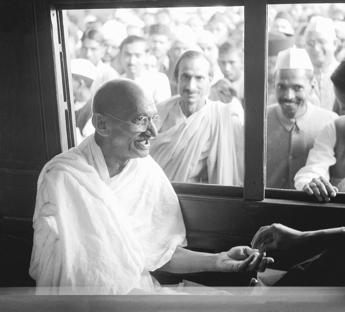 Historic_India's tweet photo. Mahatma Gandhi receives a donation in a train compartment, 1940 http://t.co/03Sg5YlI1c