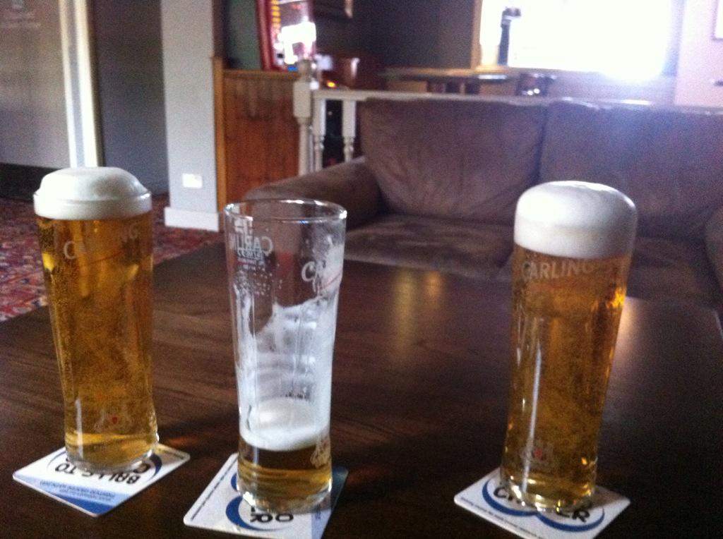 fionagreenbean's tweet photo. Pre match drinks #PerfectHead #MUFC http://t.co/OqqBJPE09d