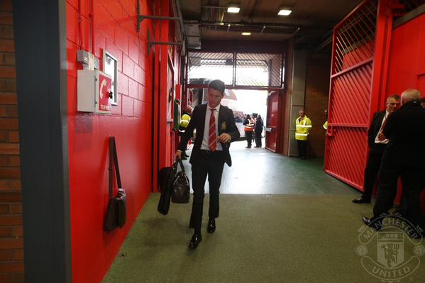 ManUtd_Es's tweet photo. Los jugadores del #mufc en su llegada a Old Trafford. Alineaciones confirmadas en breve... http://t.co/fhYhWVz3aT