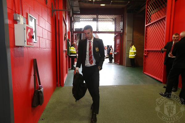 ManUtd_Es's tweet photo. Los jugadores del #mufc en su llegada a Old Trafford. Alineaciones confirmadas en breve... http://t.co/fhYhWVz3aT